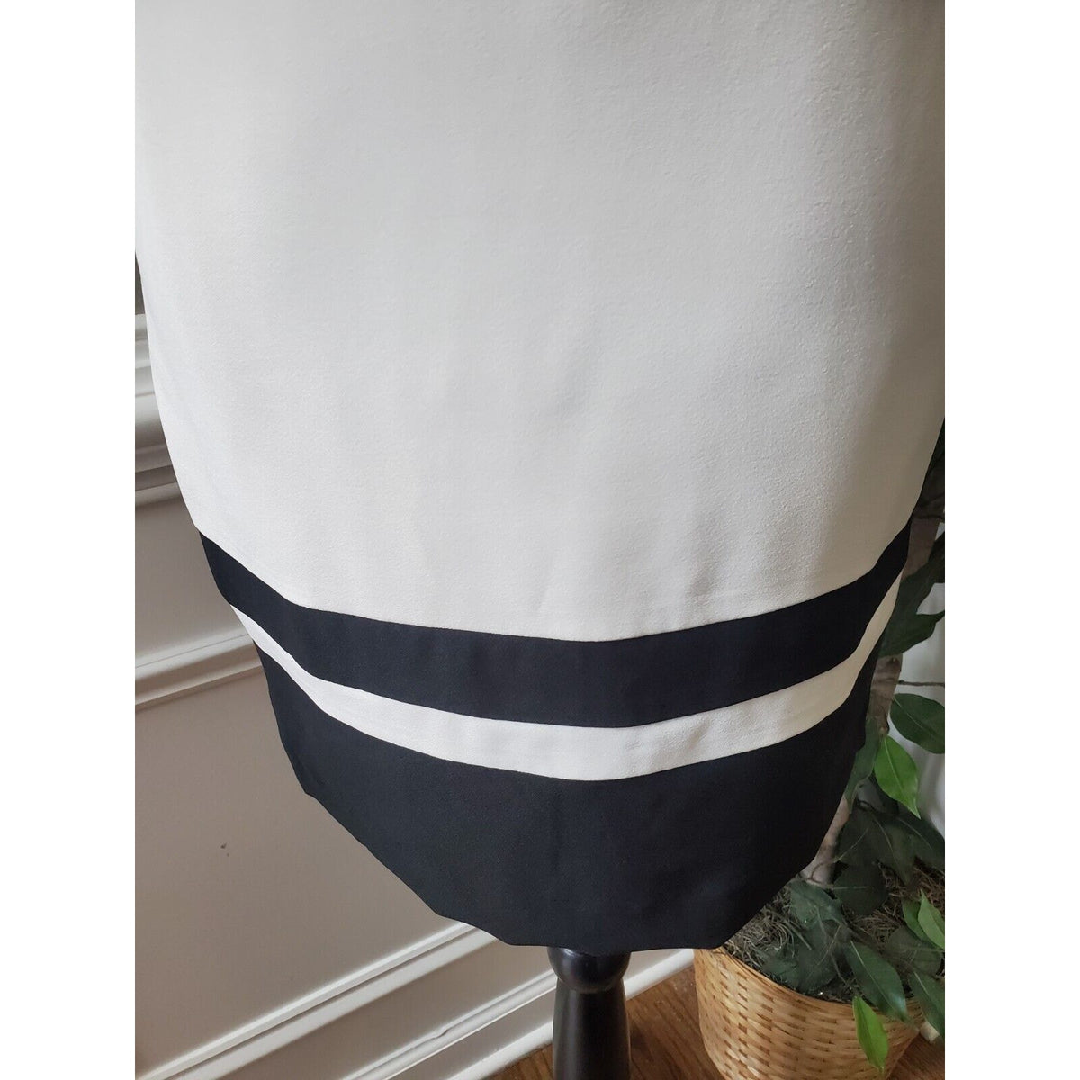 Banana Republic Women's White & Black Polyester V-Neck Sleeveless Knee Length 6