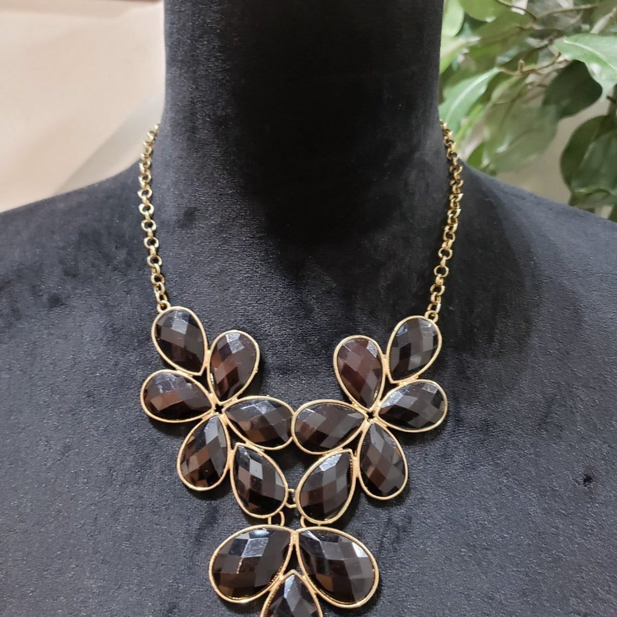Womens Fashions Black Wrapables Drop Shape Colored Necklace with Lobster Clasp