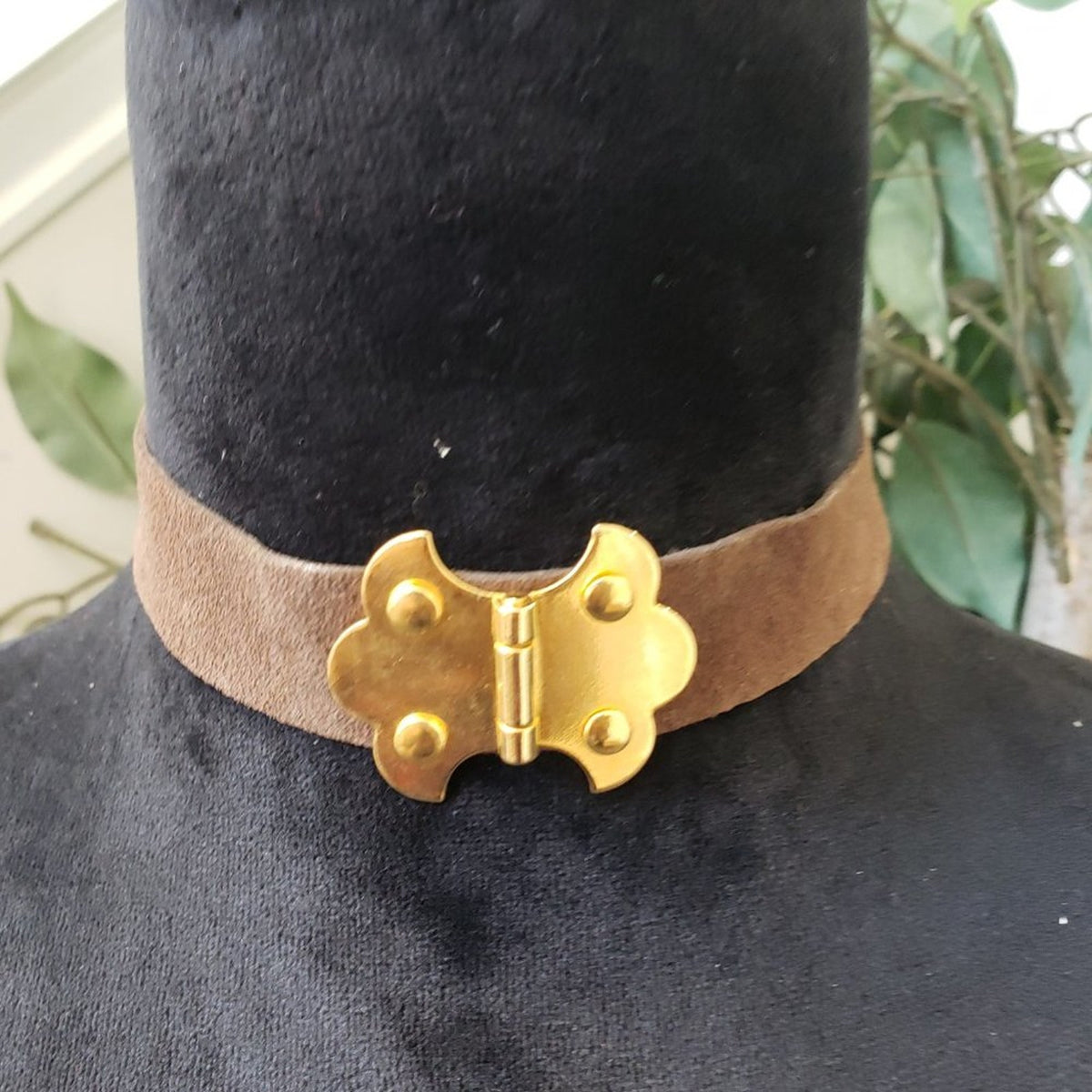 Womens Fashions Gold Tone Gemstone Collar Necklace with Lobster Clasp