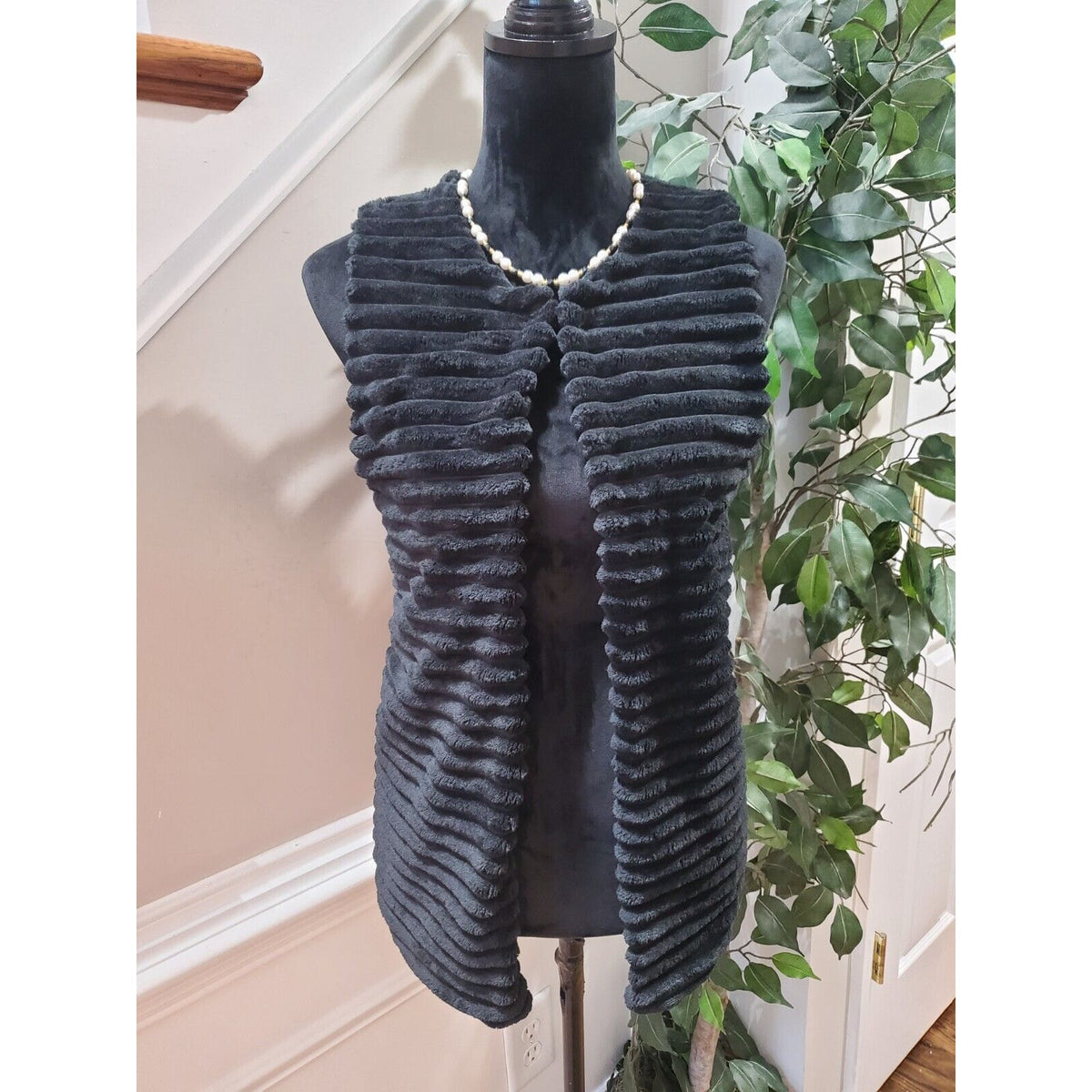 Women's Black 100% Polyester Faux Fur Sleeveless Casual Vest Jackets