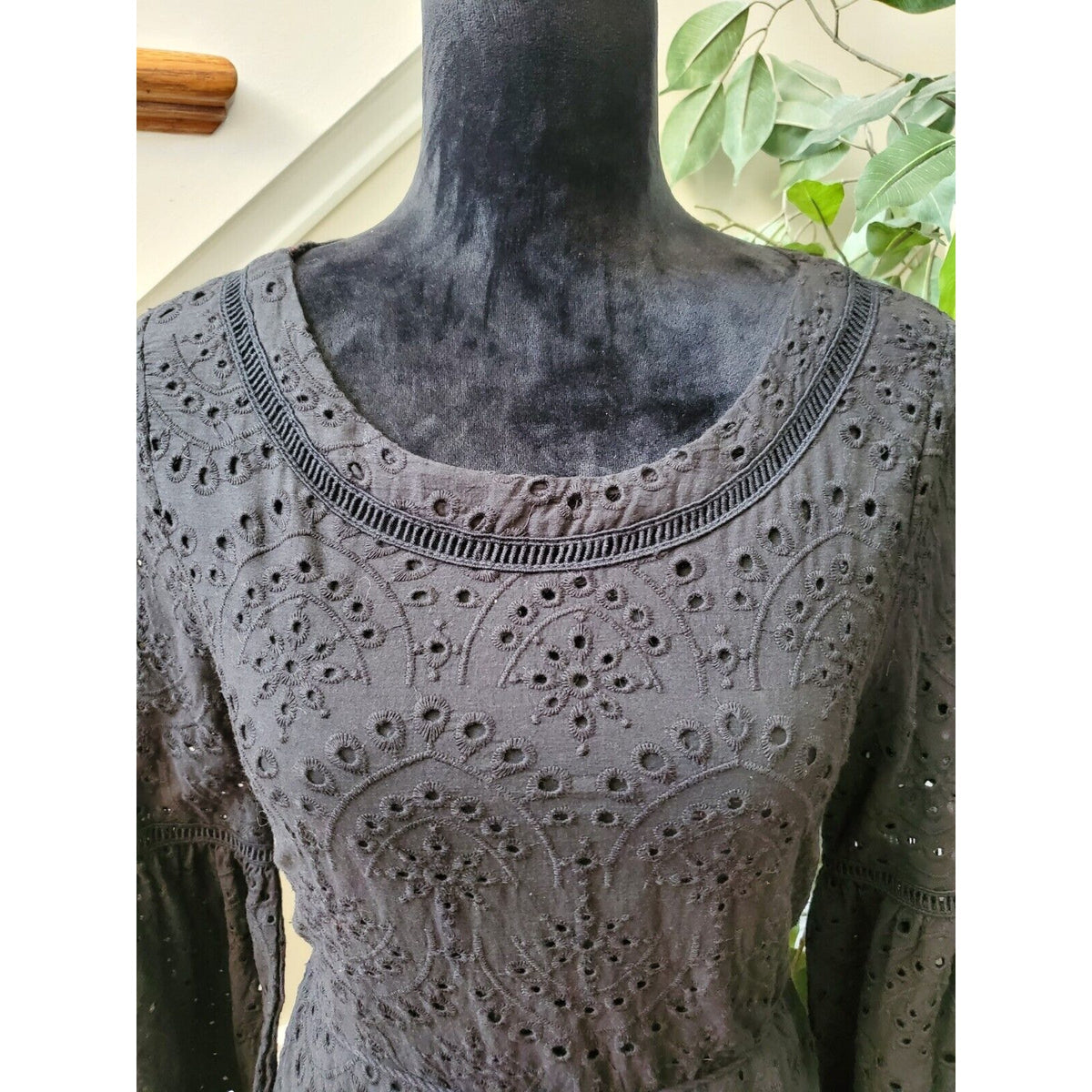 Cupcakes And Cashmere Ruben Eyelet Black Round Neck Long Sleeve Knee Length S