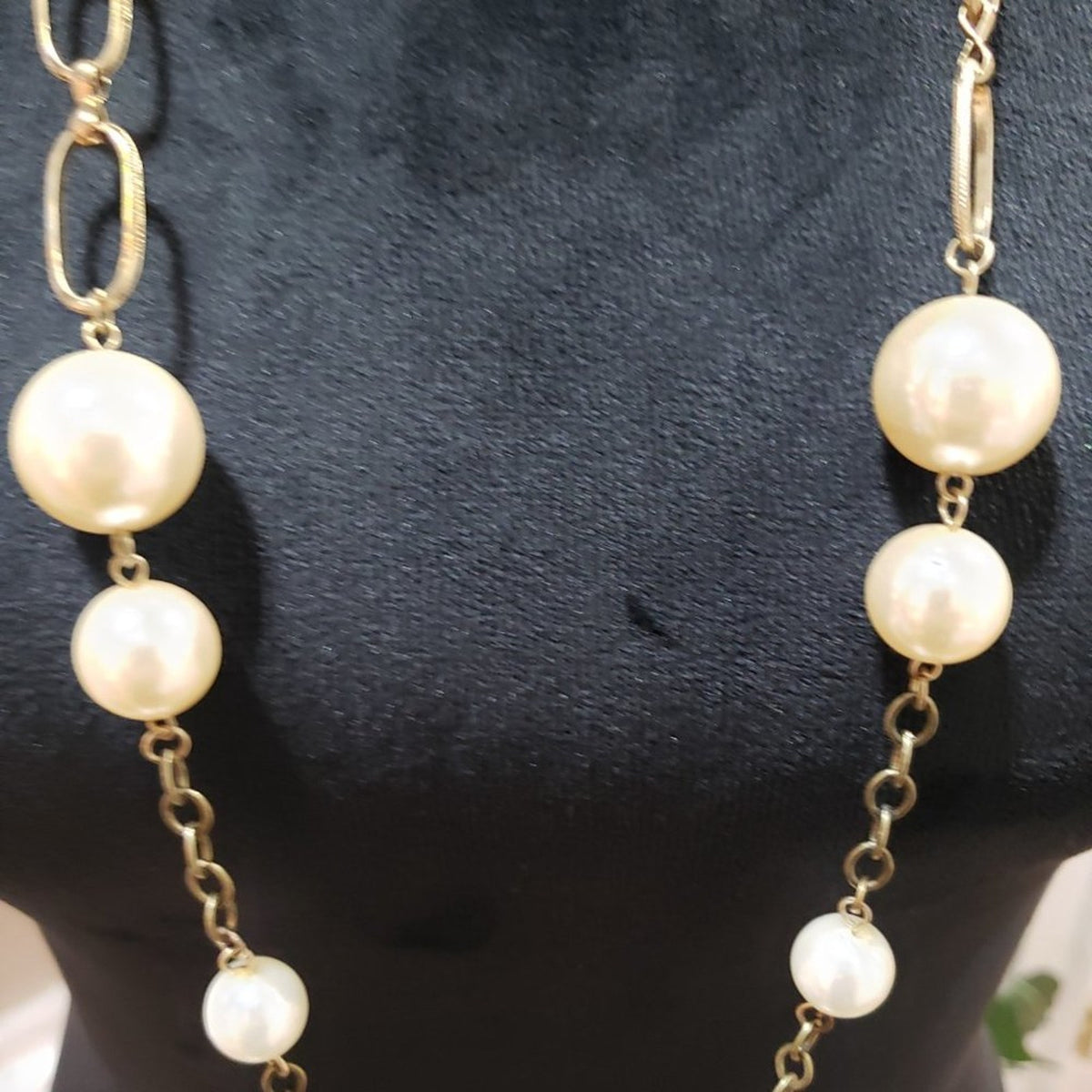 Women Fashion Cream White Pearlstone Gold Tone Chain Teardrop Necklace Jewellery
