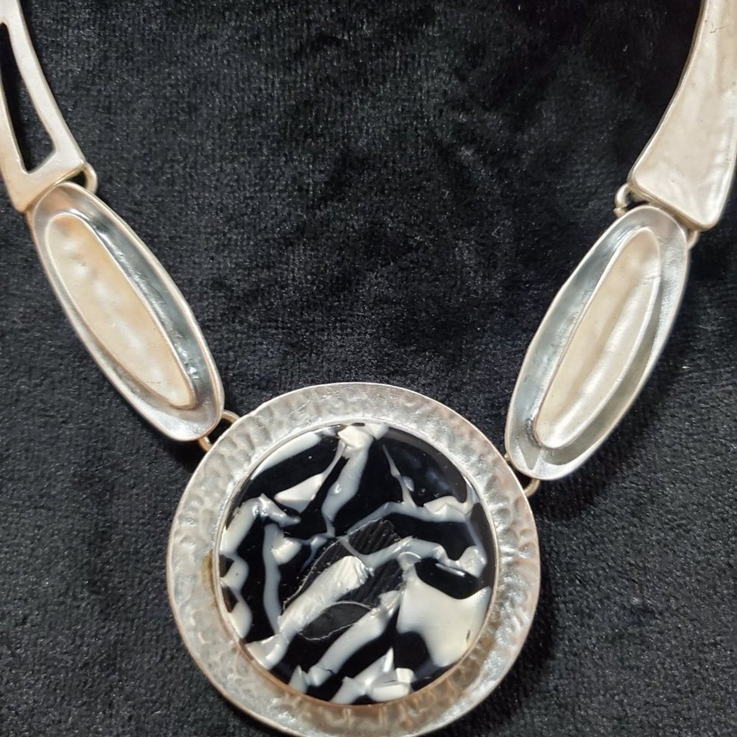 Women's Round White Black Resin Gold Chain Fashion Jewelry Necklace