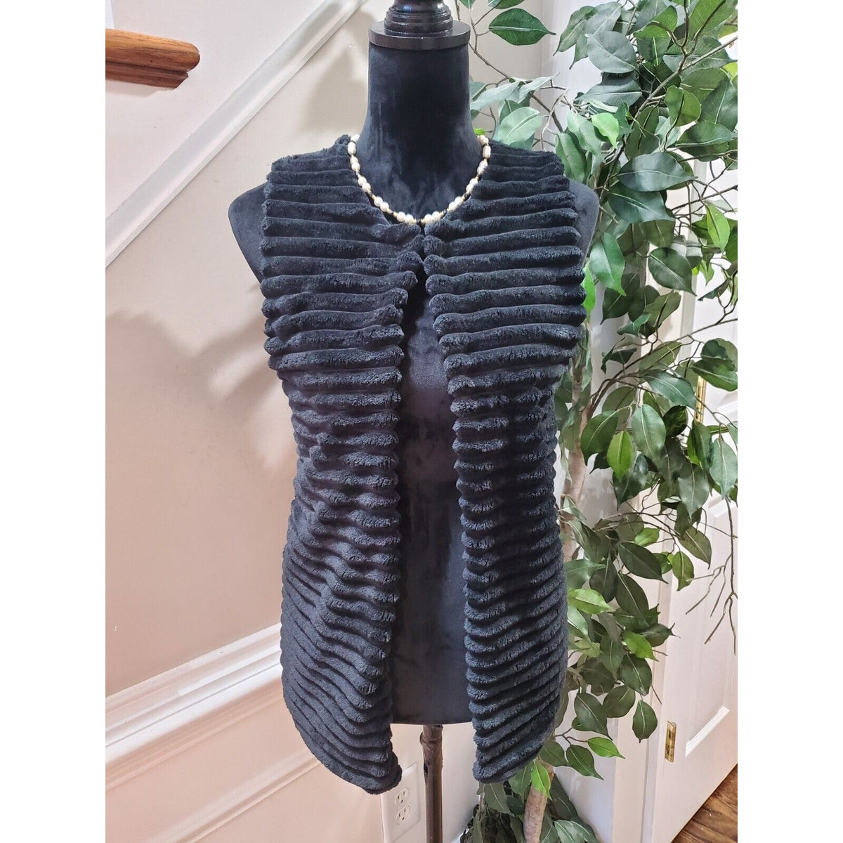Women's Black 100% Polyester Faux Fur Sleeveless Casual Vest Jackets