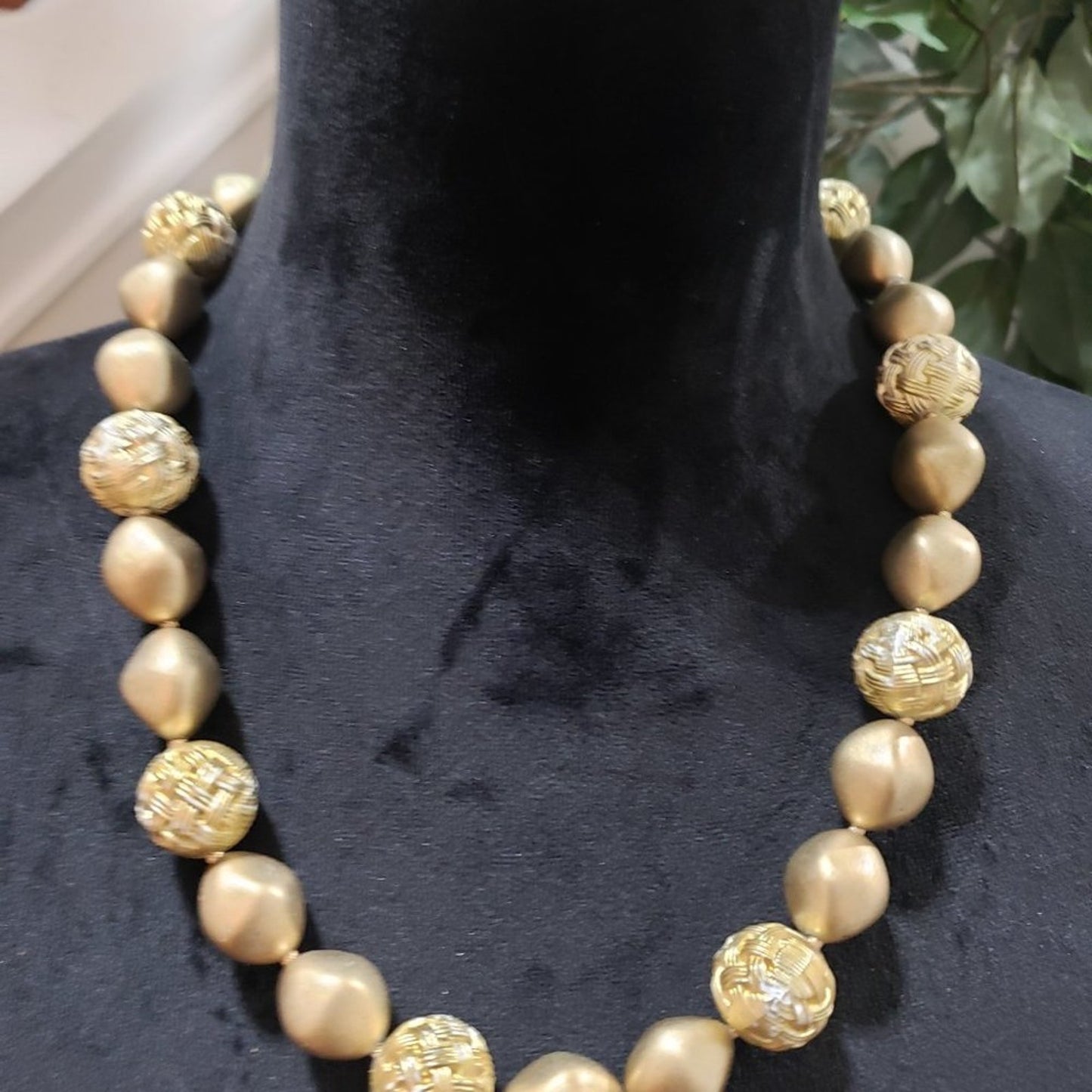 Women's Gold Tone Round Pearl Beaded Fashion Pendant Necklace