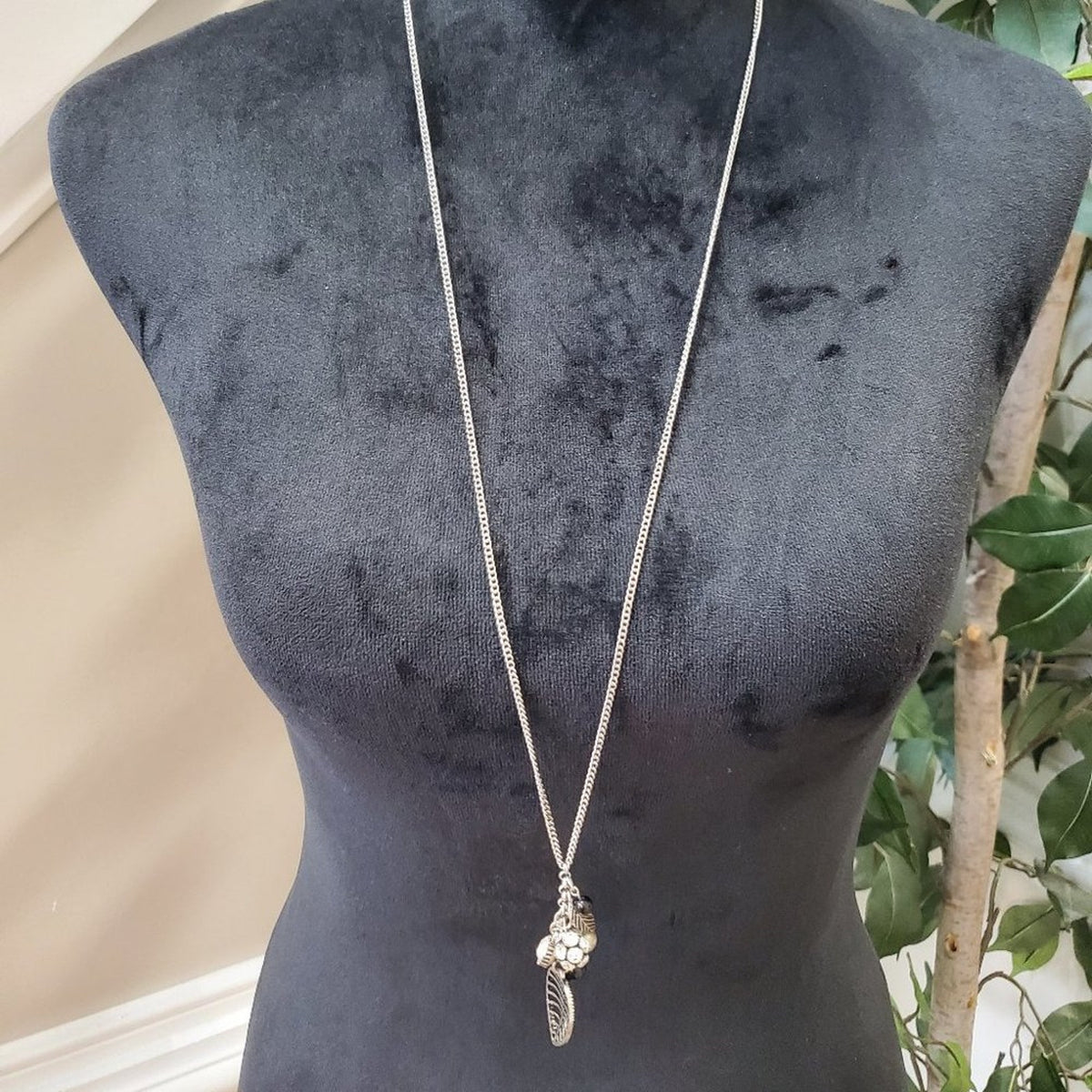 Womens Silver Leaf Fashion Design Pendant Necklace