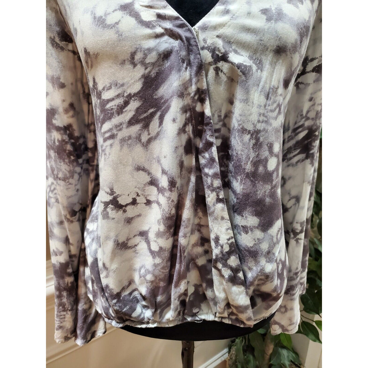 Pyn Burches Women's White & Gray 100% Rayon V-Neck Long Sleeve Top Blouse Size M