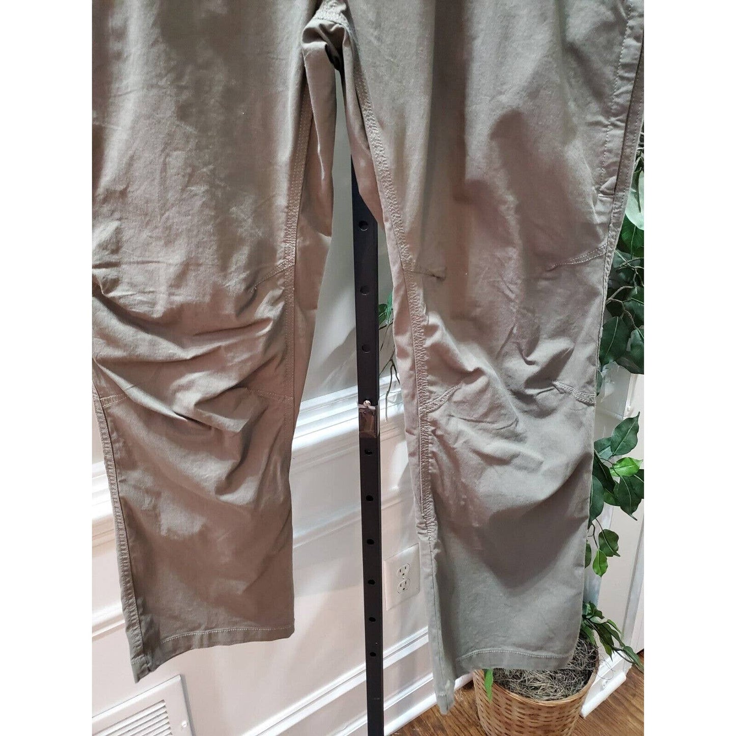 Swisstech Men's Solid Brown Cotton High Rise Straight Fit Casual Pants 36/30