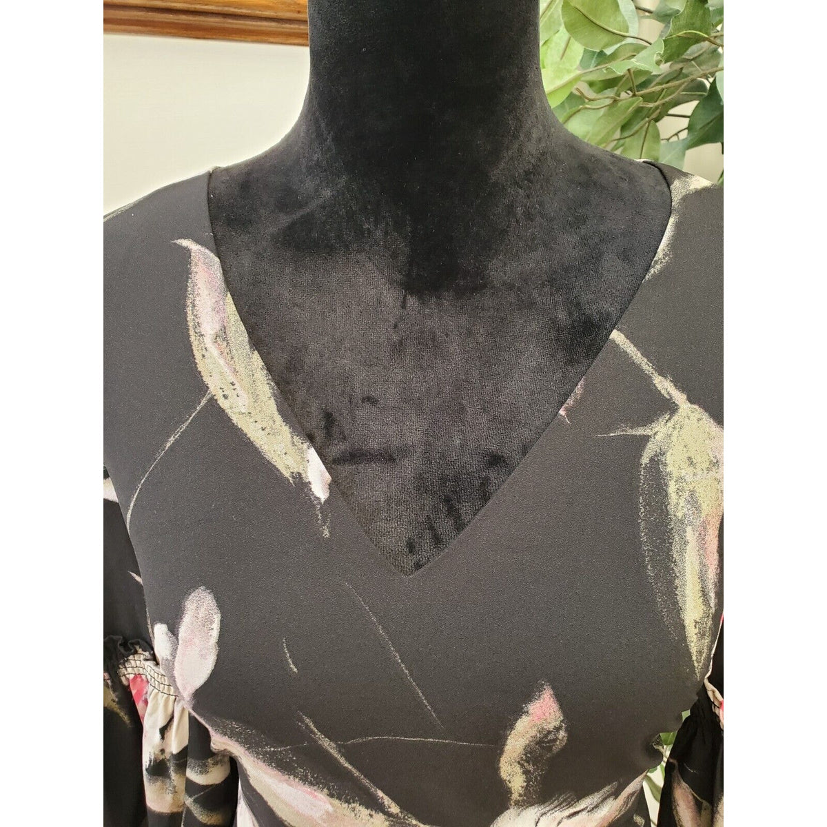 White House Black Market Floral Long Sleeve V Neck Knee Length Dress Size 4