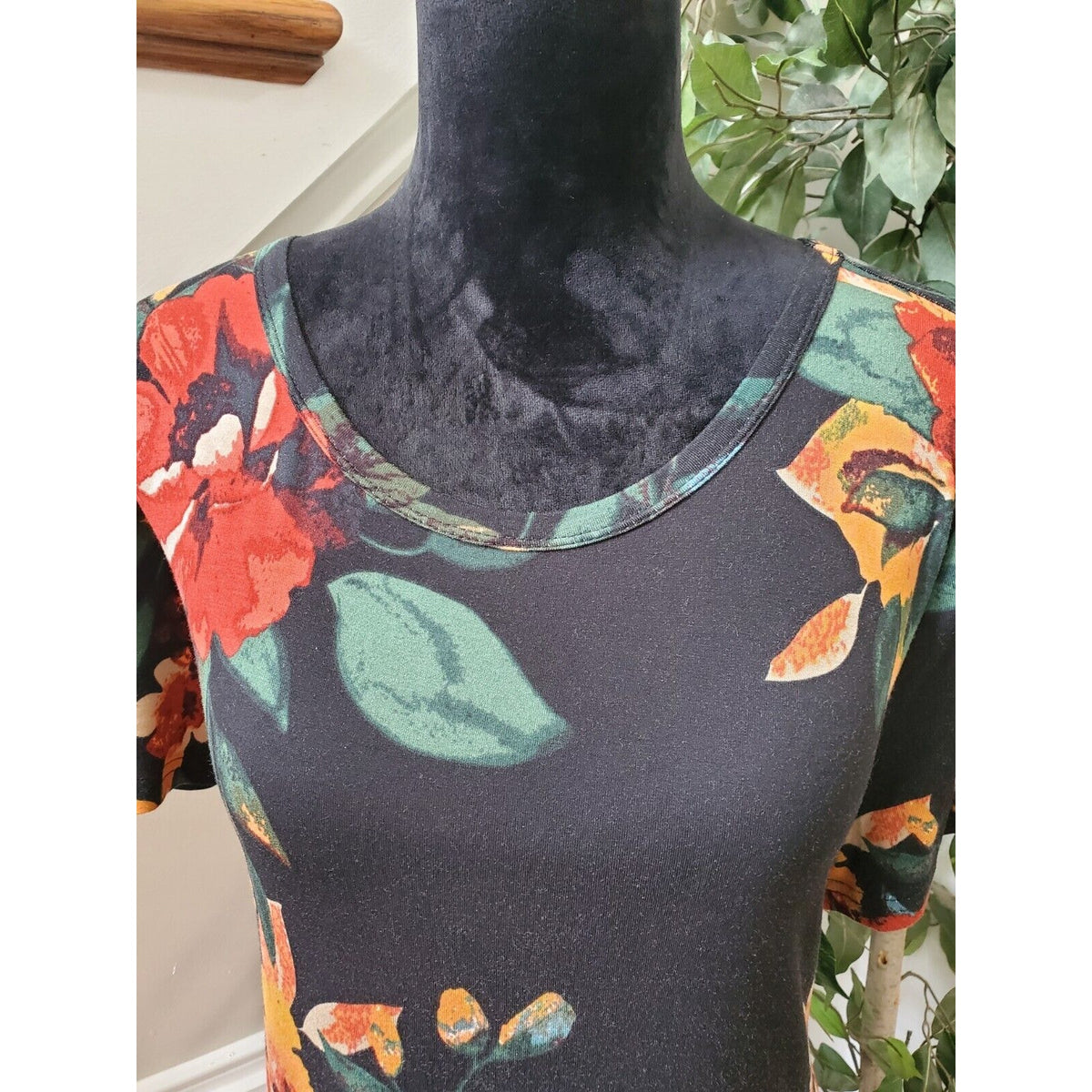 Korsis Women's Black Floral Rayon Round Neck Short Sleeve Knee Length Dress XXL