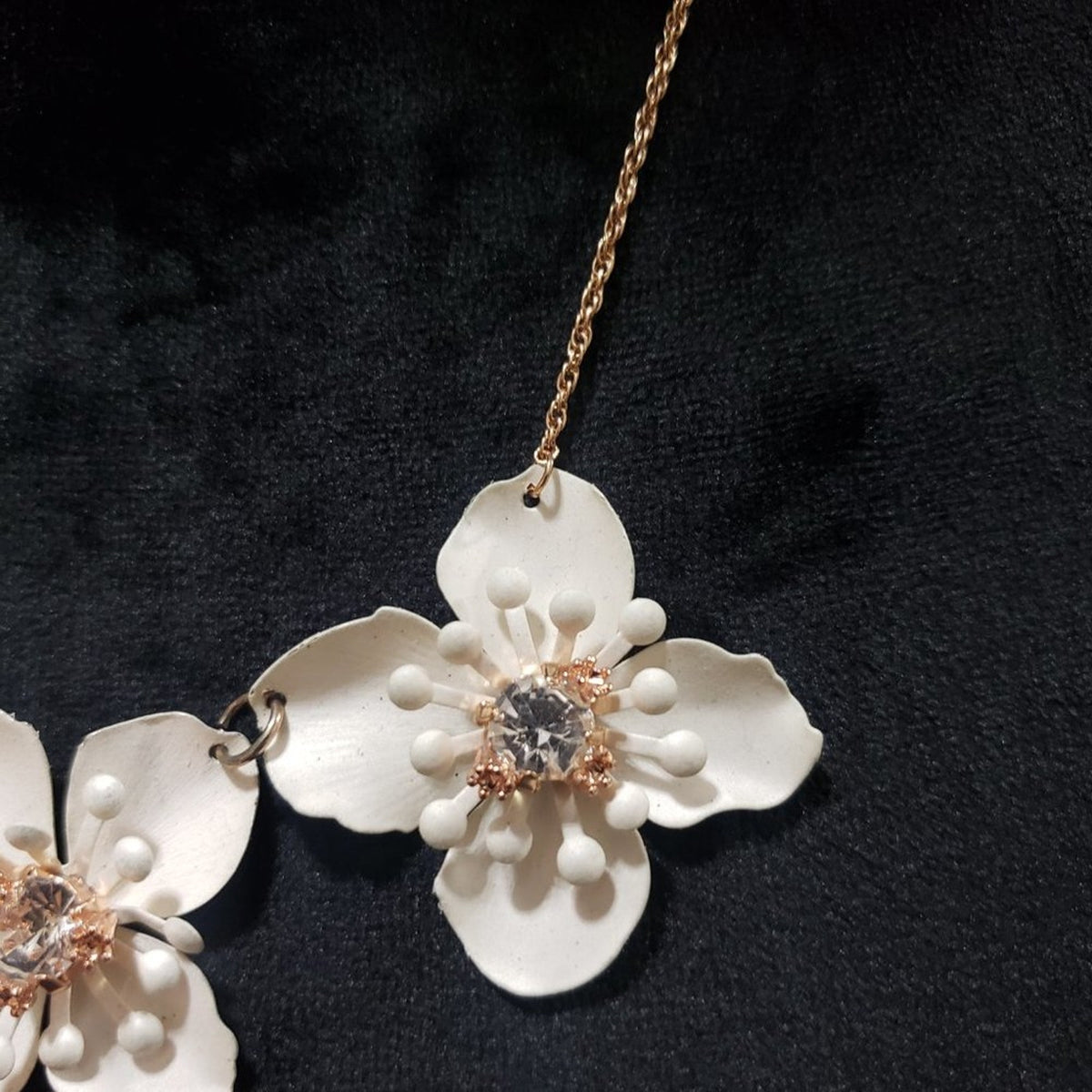 Women's White Simple And Beautiful Stunning Floral Necklace