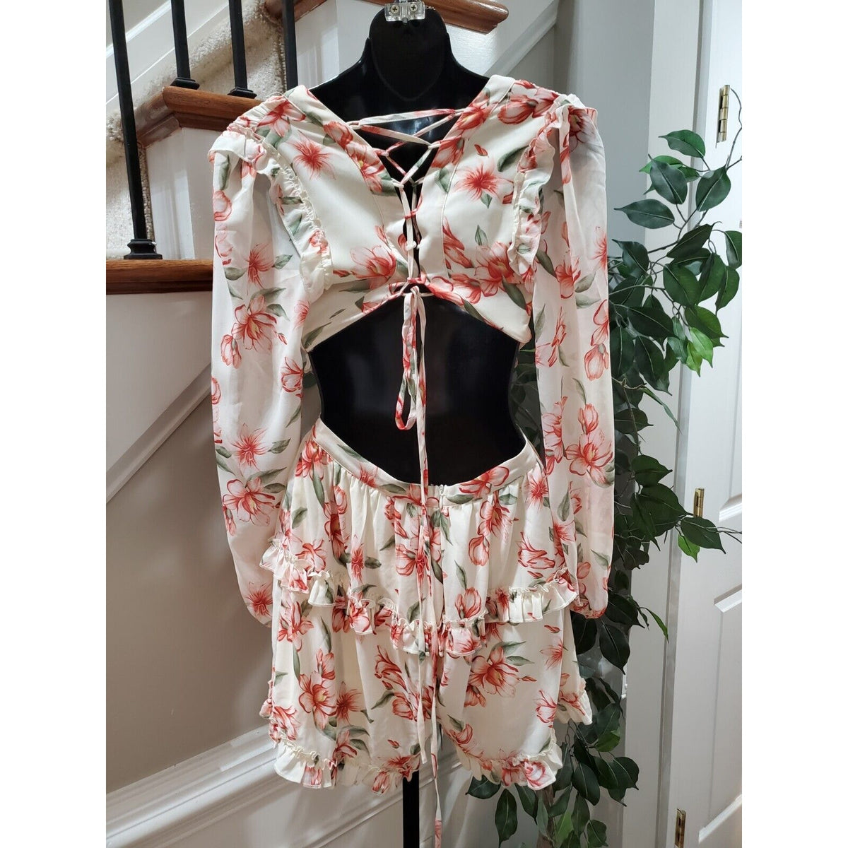 Fashion Nova Womens Cream V Neck Floral Long Sleeve 2 Piece Romper Size Medium