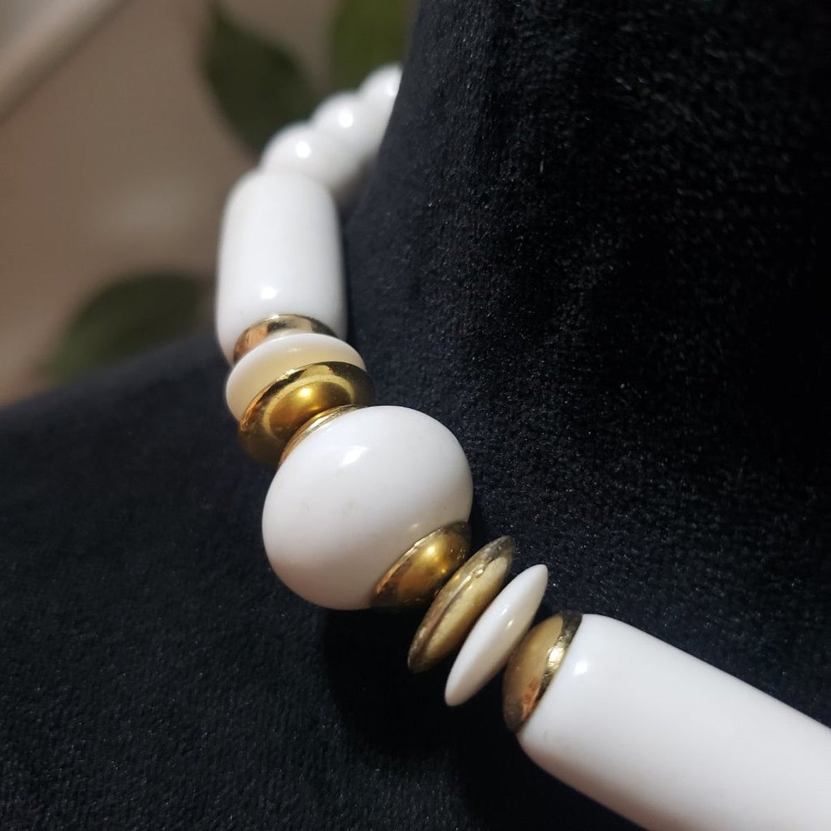 Women's Vintage White & Gold Round Beaded Lobster Clasp Necklace