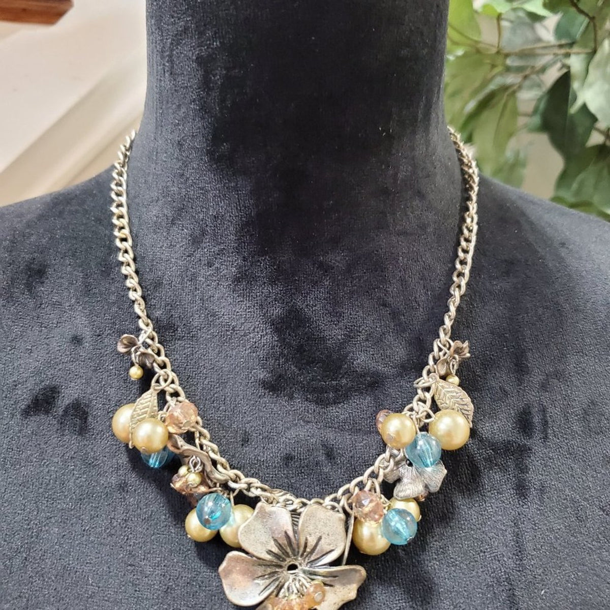 Women's Vintage Pearl Flower Resin Beads Choker Statement Necklace