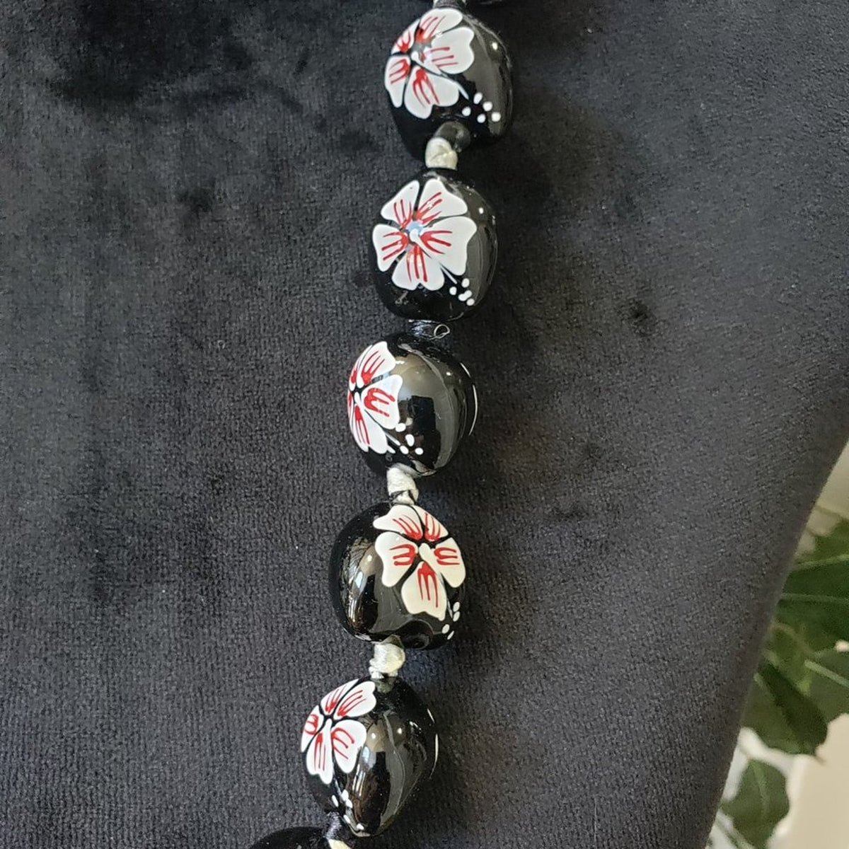 Womens Fashions Black Hibiscus Flowers on Kukui Nut Hawaiian Teardrop Necklace