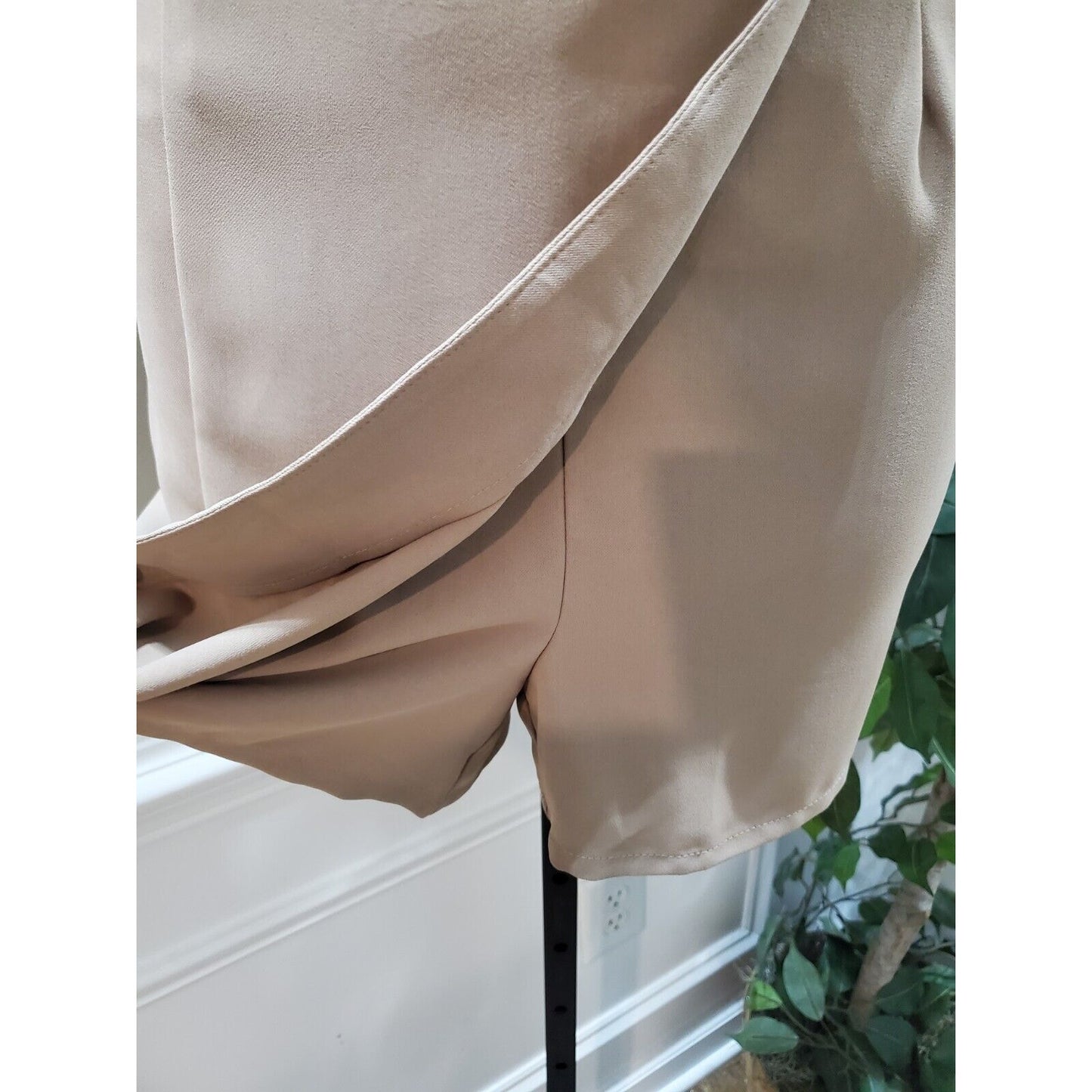 House Of Bailey Women's Cream 100% Polyester Sleeveless Wrap Romper Size Small