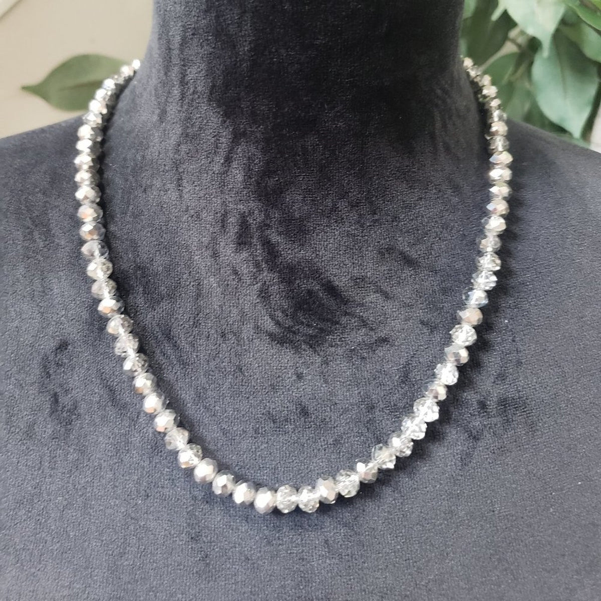 Women Vintage Shimmering Smoky Glass Crystals Bead Collar Necklace with Lobster
