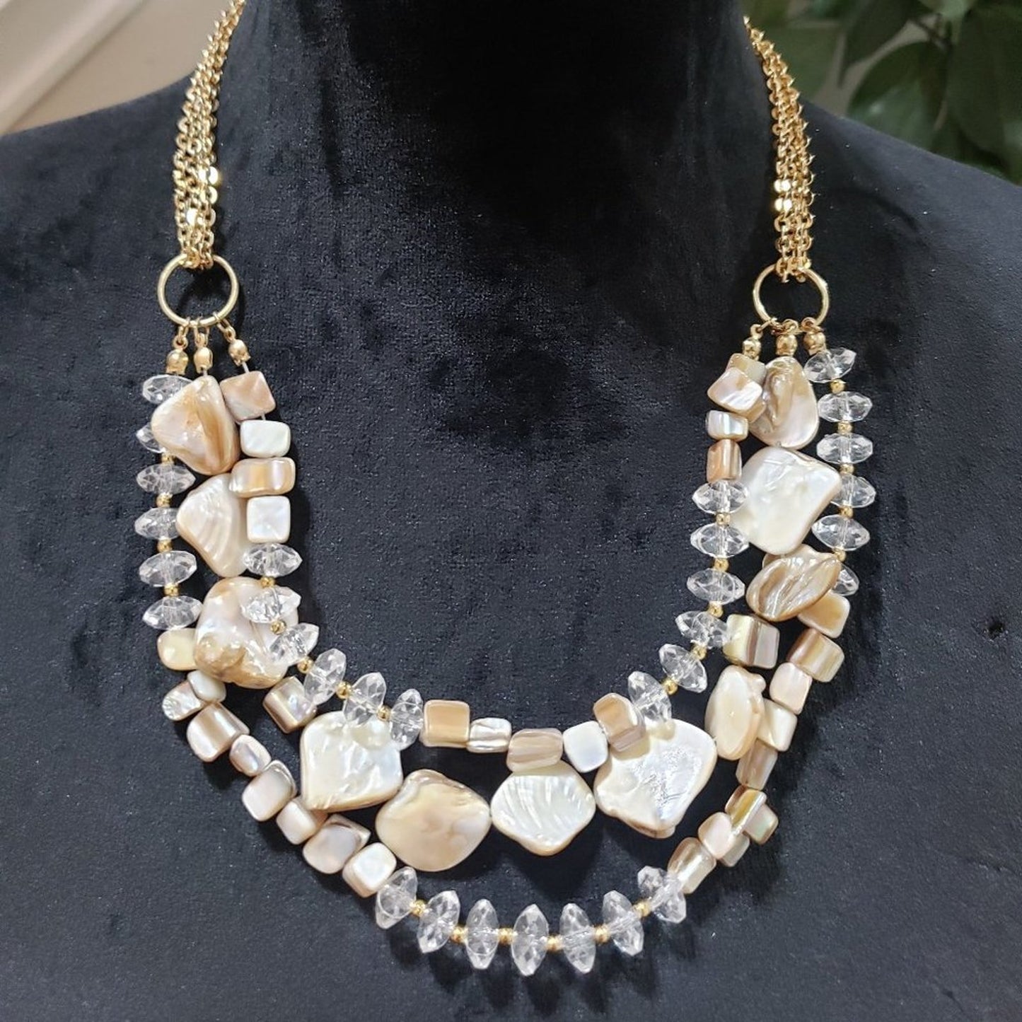 Women Mother of Pearl Sea Shells and Pearl Fashion Necklace