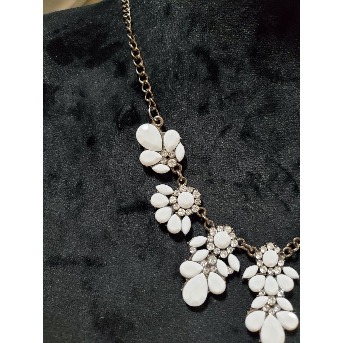 Western White Floral Stylish Choker Necklace