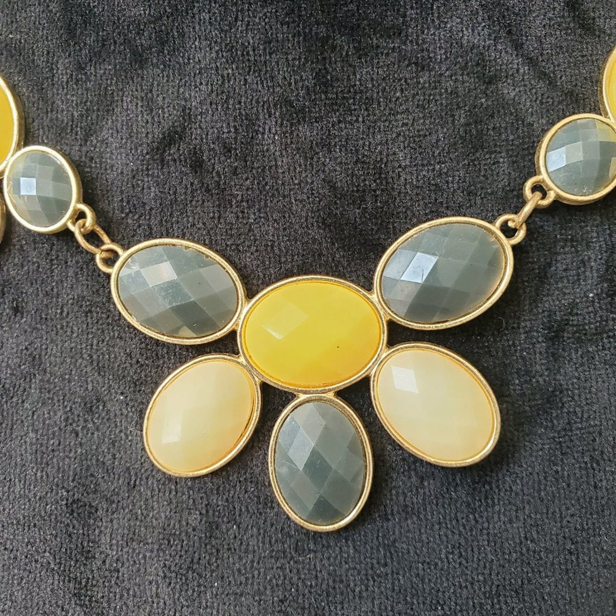 Women's Vintage Charming Charlie Ivory/Gray Tone Statement Necklace