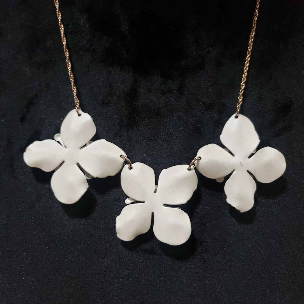 Women's White Simple And Beautiful Stunning Floral Necklace