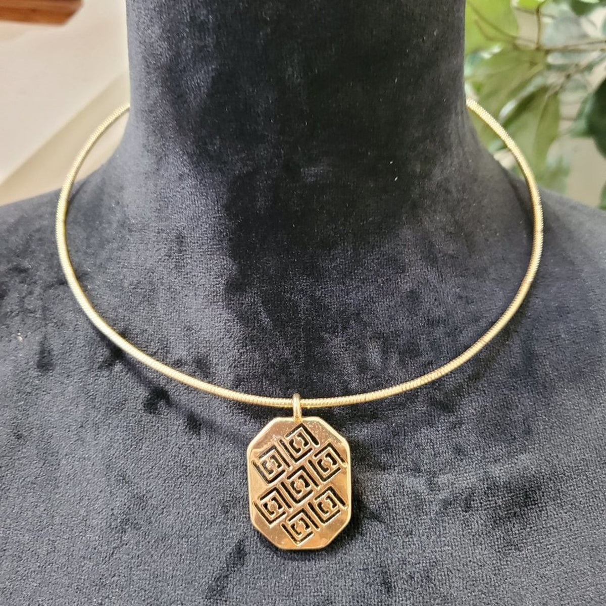 Vintage Gold Tone Liz Claiborne LC Curved Snake Chain Collar Necklace Pendant