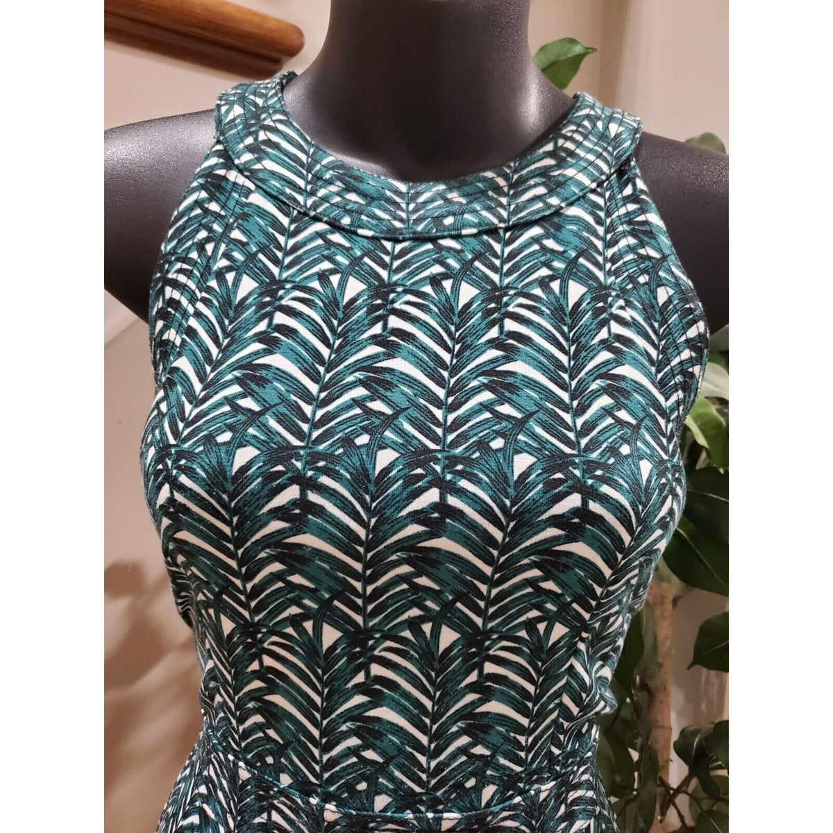 Women's Green & White Polyester Round Neck Sleeveless Knee Length Dress Size S