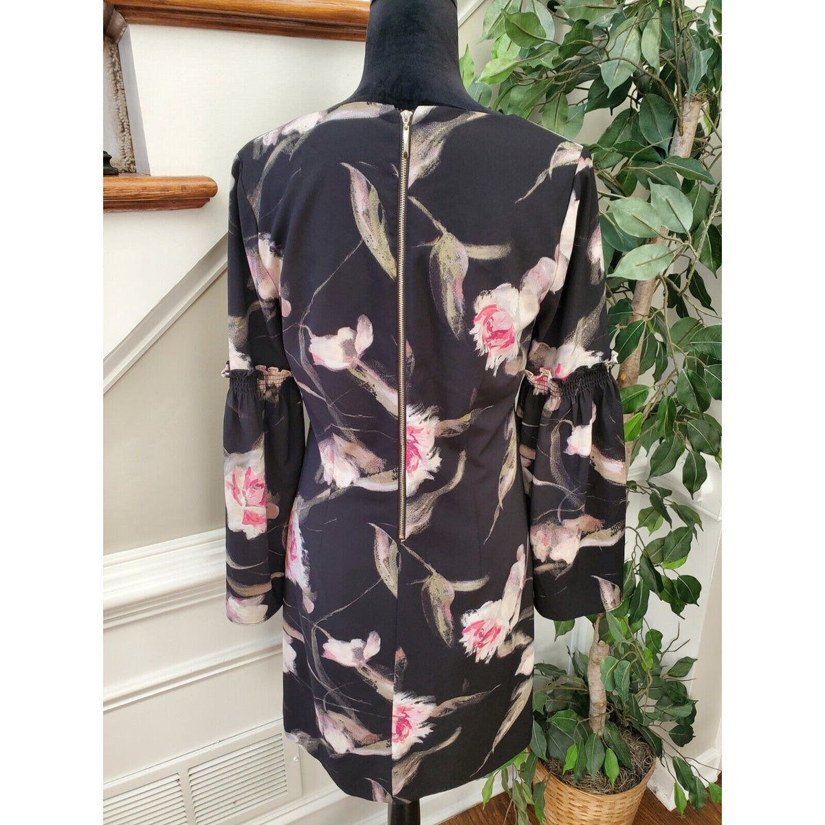 White House Black Market Floral Long Sleeve V Neck Knee Length Dress Size 4