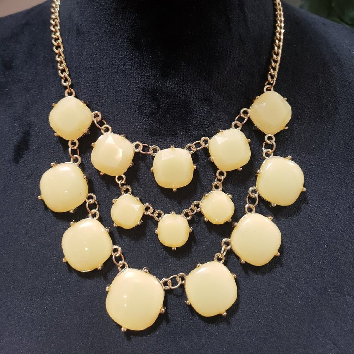 Women's Fashion Gold Tone Chain Chunky Beige Gemstones Statement Necklace
