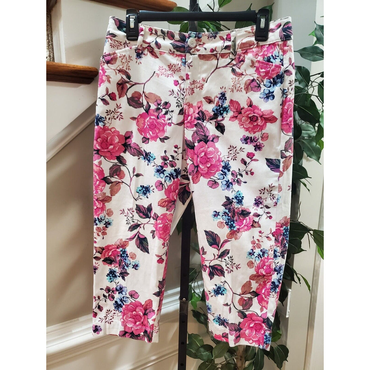 St John's Bay Women's White Floral Cotton Mid Rise Secretly Slender Capri Pant 8