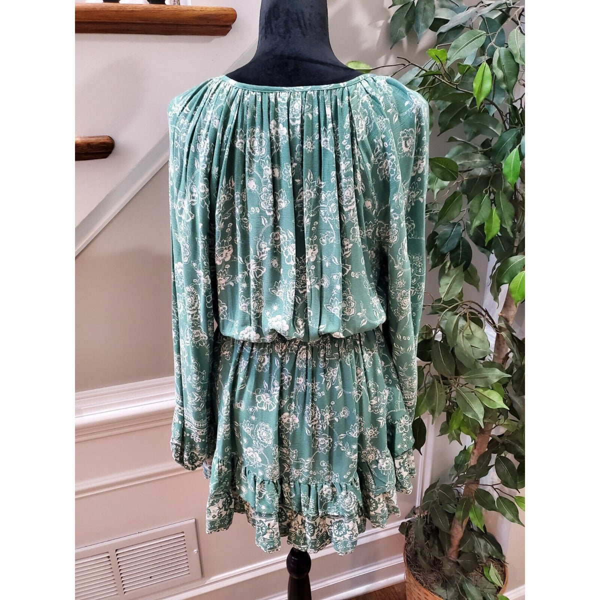 Skylar + Madison Women's Green Floral Rayon Round Neck Long Sleeve Knee Length M