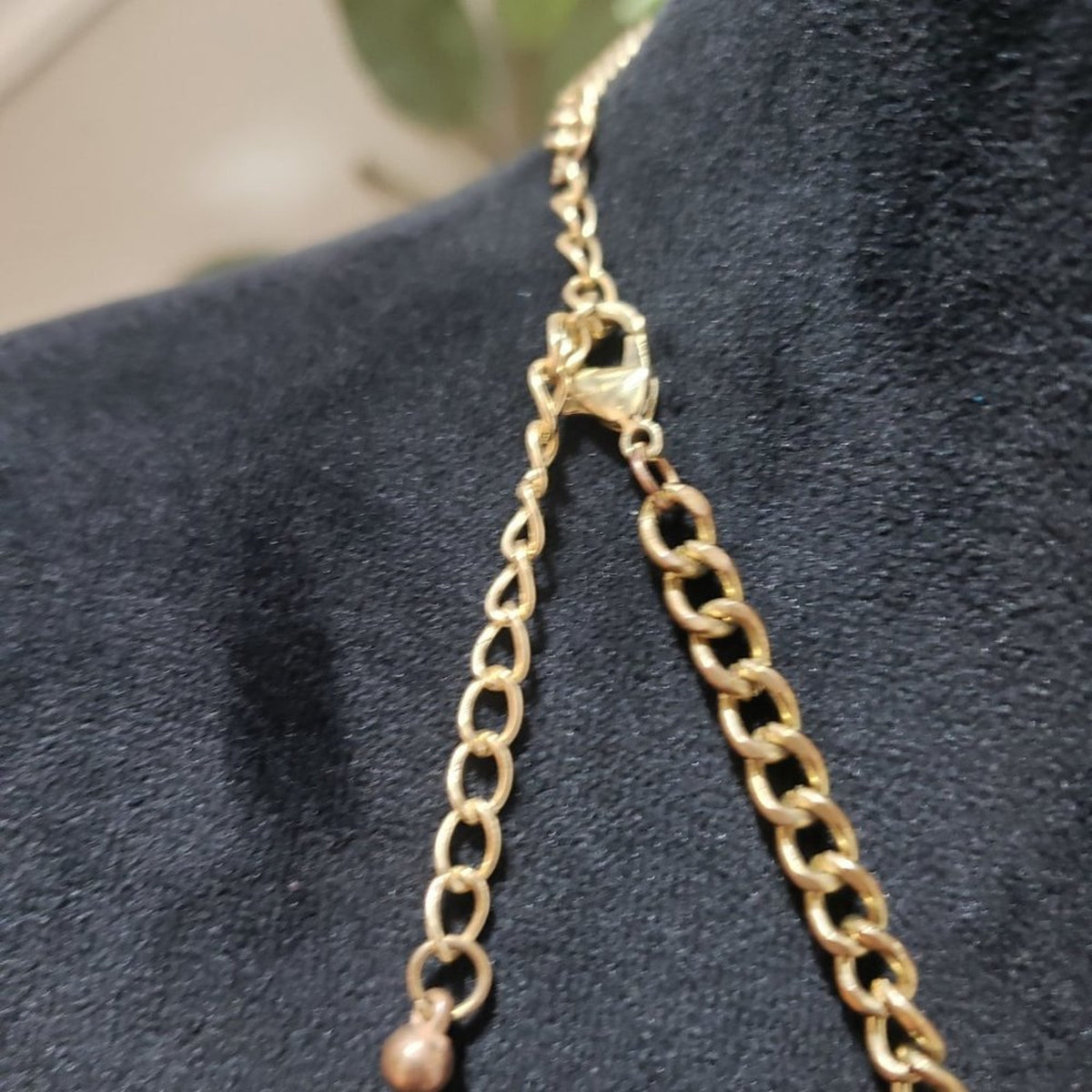 Women's Fashion Gold Tone Chain Chunky Beige Gemstones Statement Necklace