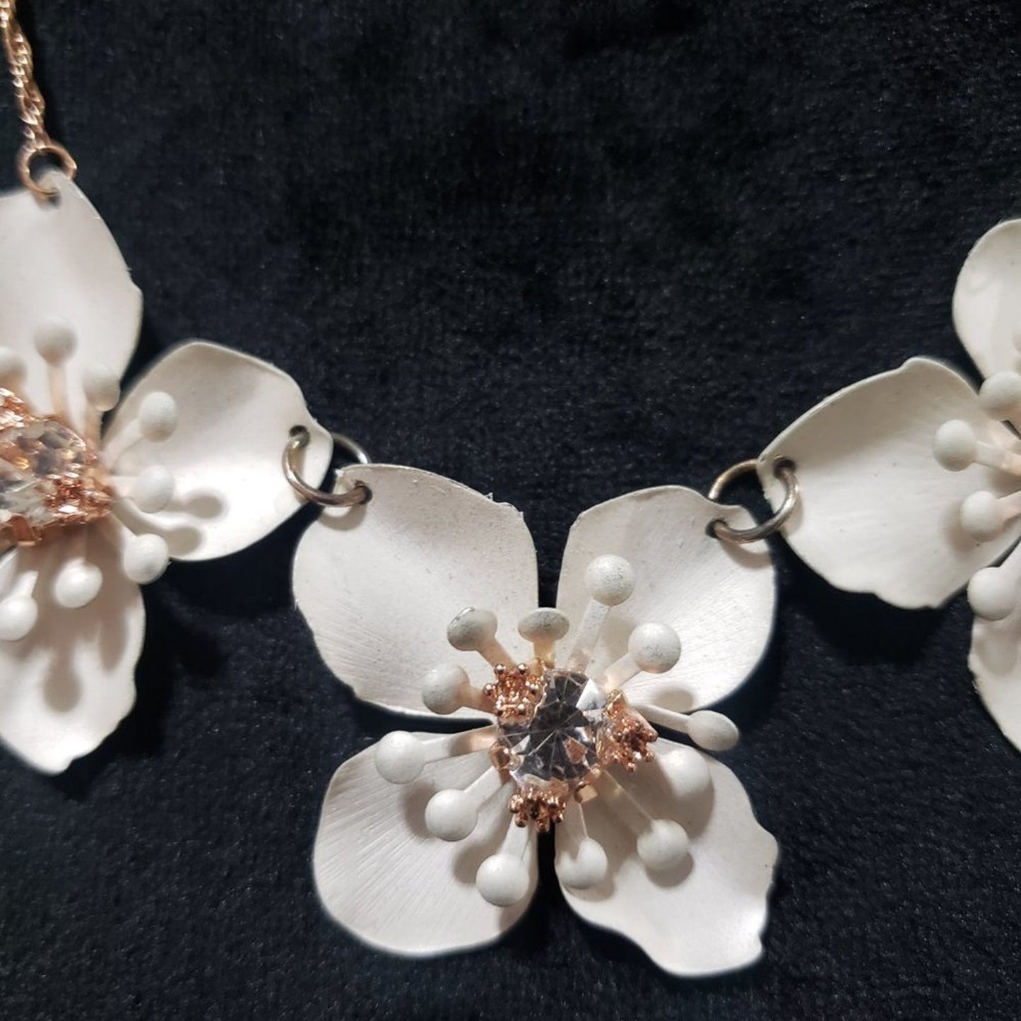 Women's White Simple And Beautiful Stunning Floral Necklace