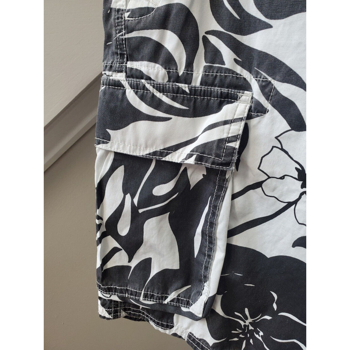 3RD & Army Men's Black Floral Polyester Pull On Pockets Swimwear Shorts Size 36