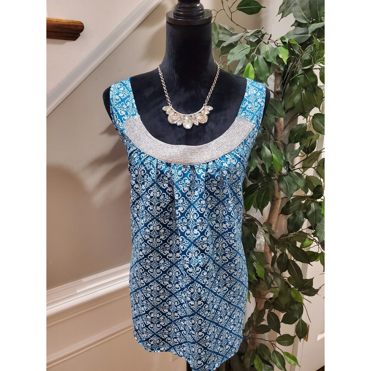 Gap Women Blue & White Polyester Scoop Neck Sleeveless Casual Top Blouse Size XL