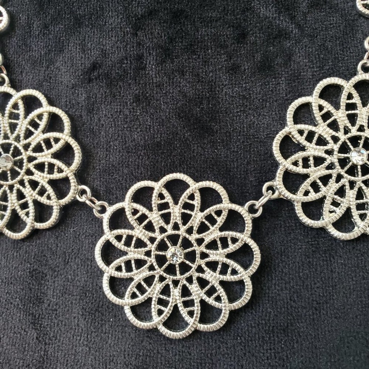 Women's Silver Tone with Flowers Design with Lobster Clasp Necklace