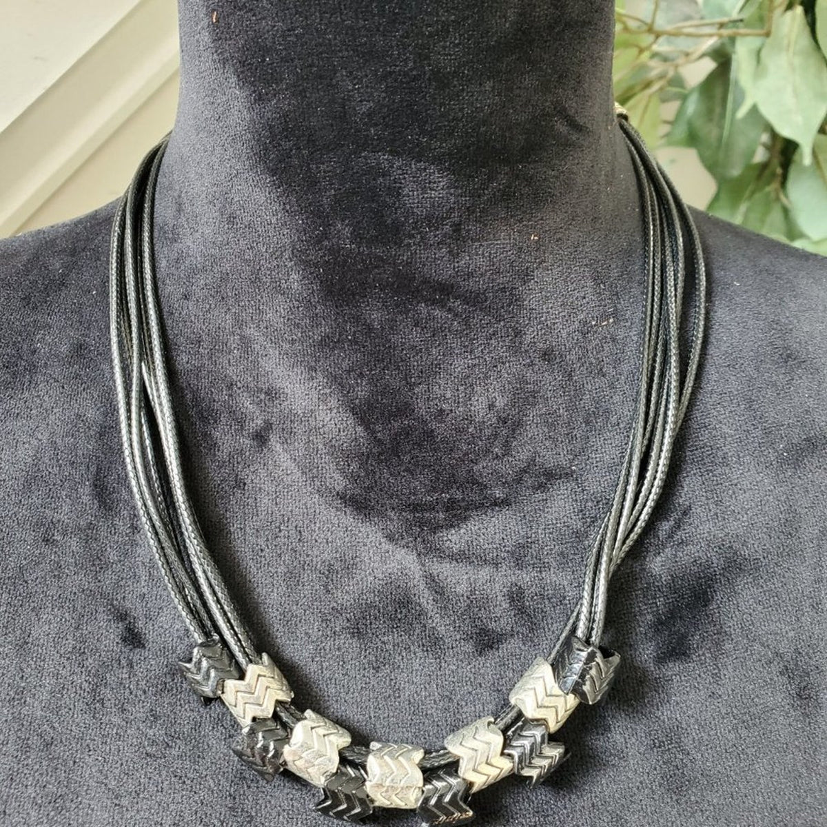 Chuns Fashion Women's Black & Silver with Lobster Clasp Fashion Necklace