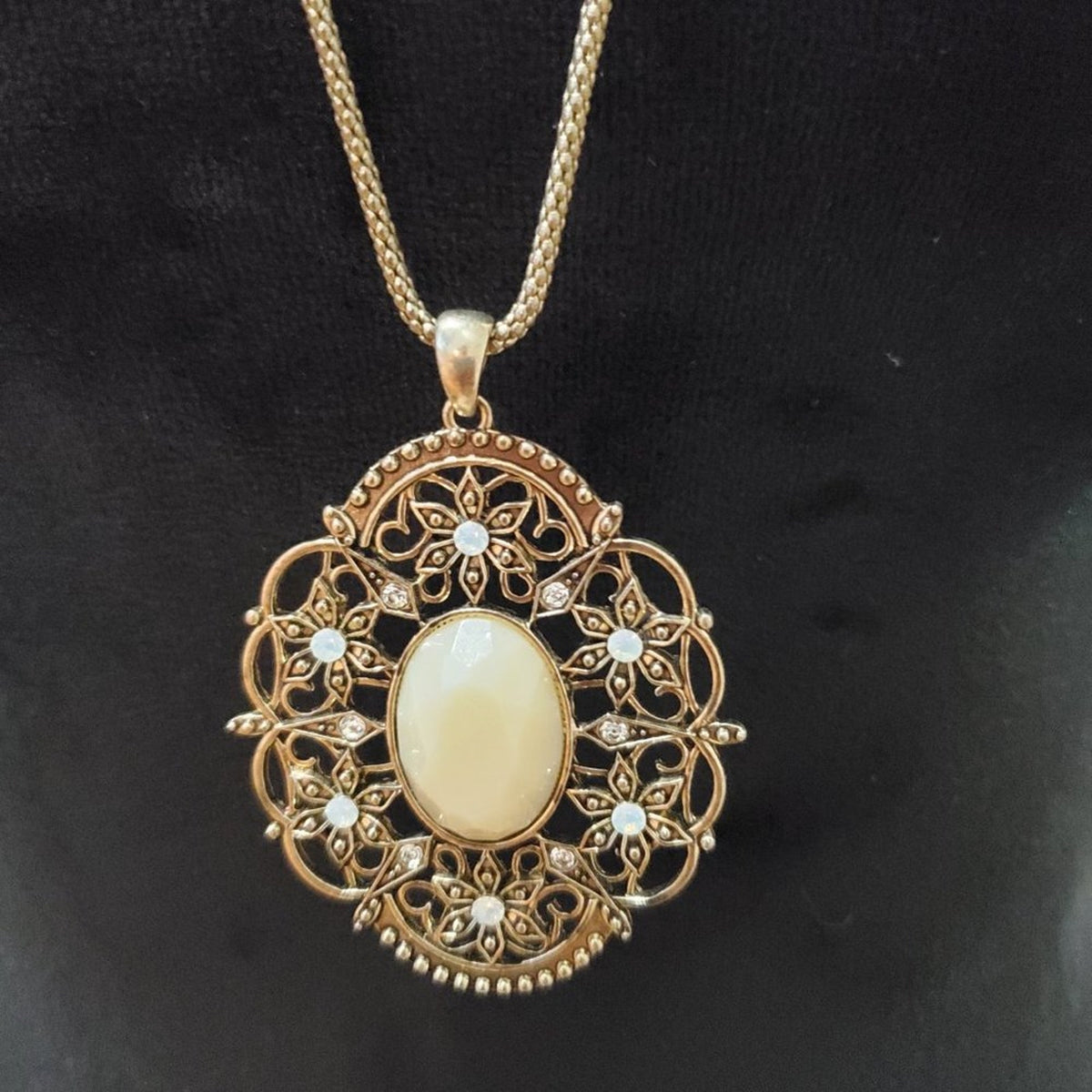 Womens Vintage Gold Tone Faux Pearl Cabochon Rhinestones Necklace