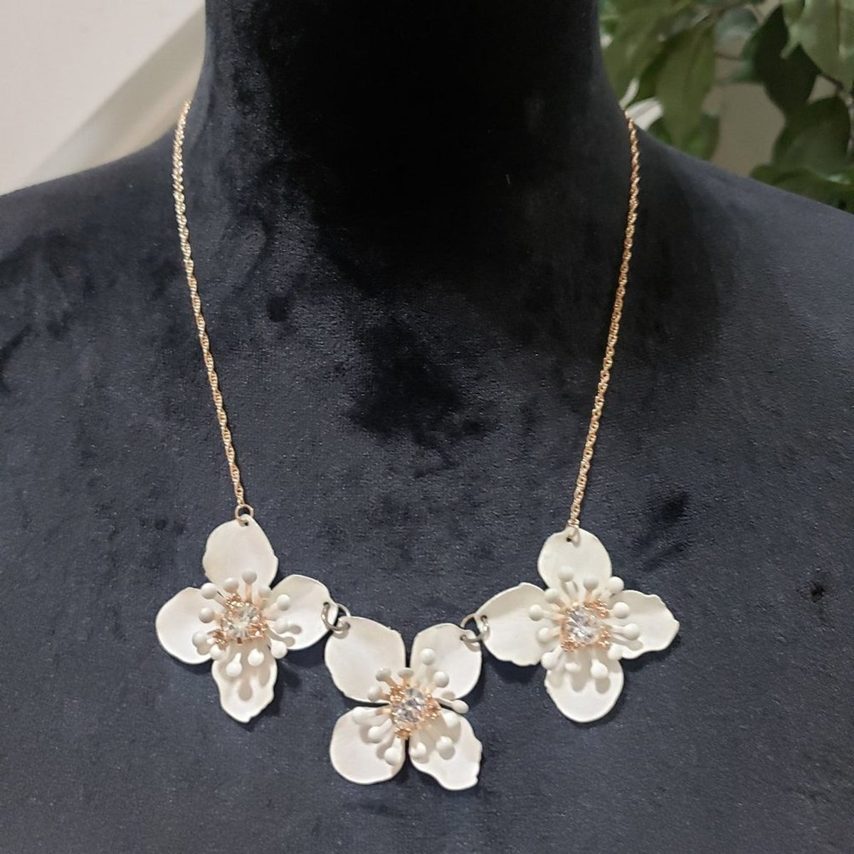 Women's White Simple And Beautiful Stunning Floral Necklace