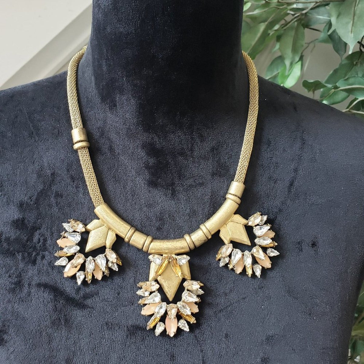 Women's Stella & Dot Matte Gold & White Neutral Stones Necklace