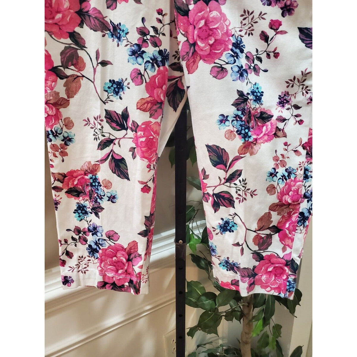 St John's Bay Women's White Floral Cotton Mid Rise Secretly Slender Capri Pant 8