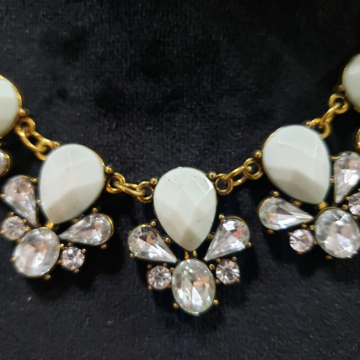 Womens Fashion White Floral Glass Bead Stones Collar Necklace with Lobster Clasp