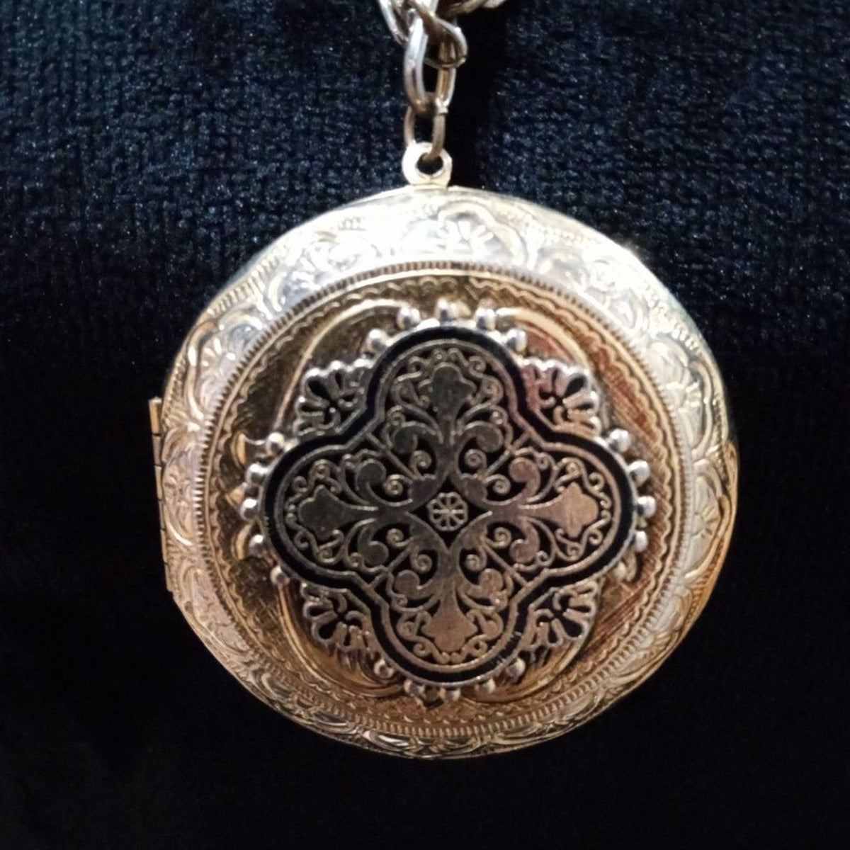 Womens Modern Fashion Chunky Gold Tone Carved Pendant Necklace with Magnetic Cla