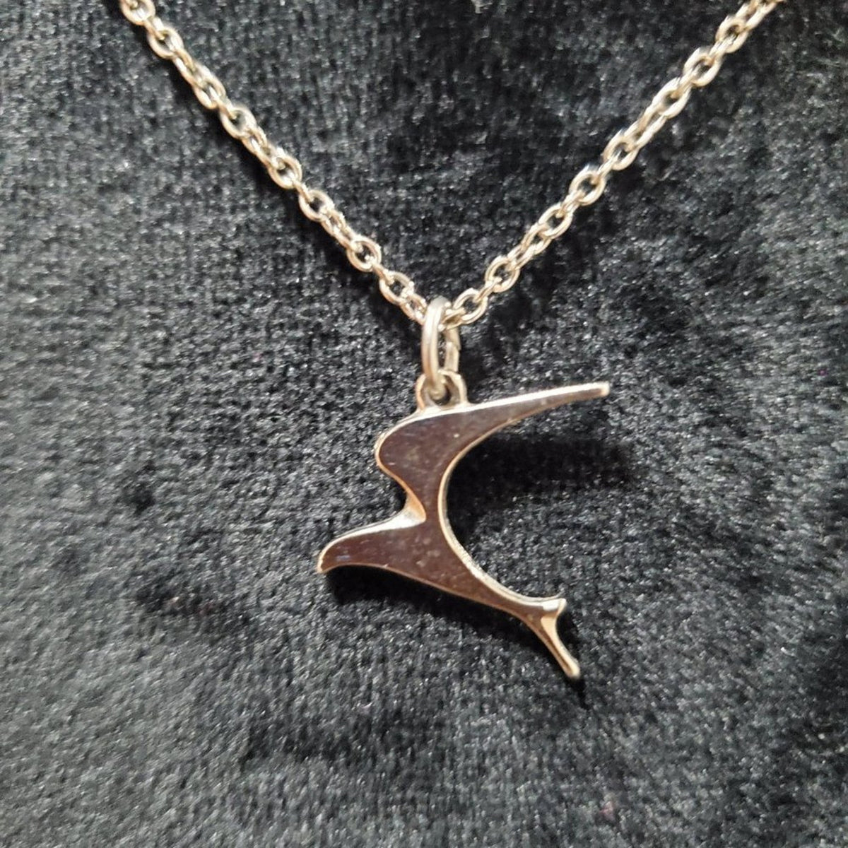 Womens Gold Tone Bird Charm with Chain Pendant Jewelry Necklace