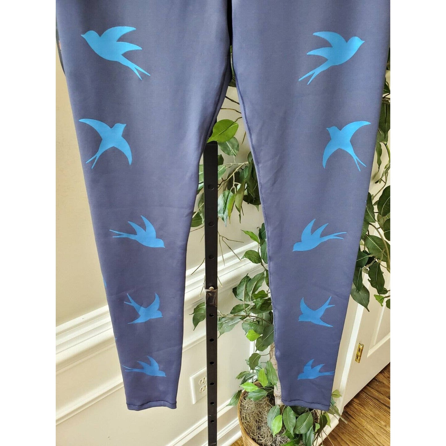 Noli Women Blue Bird Polyester Mid Rise Pull on Skinny Fit Yoga Pant Size M