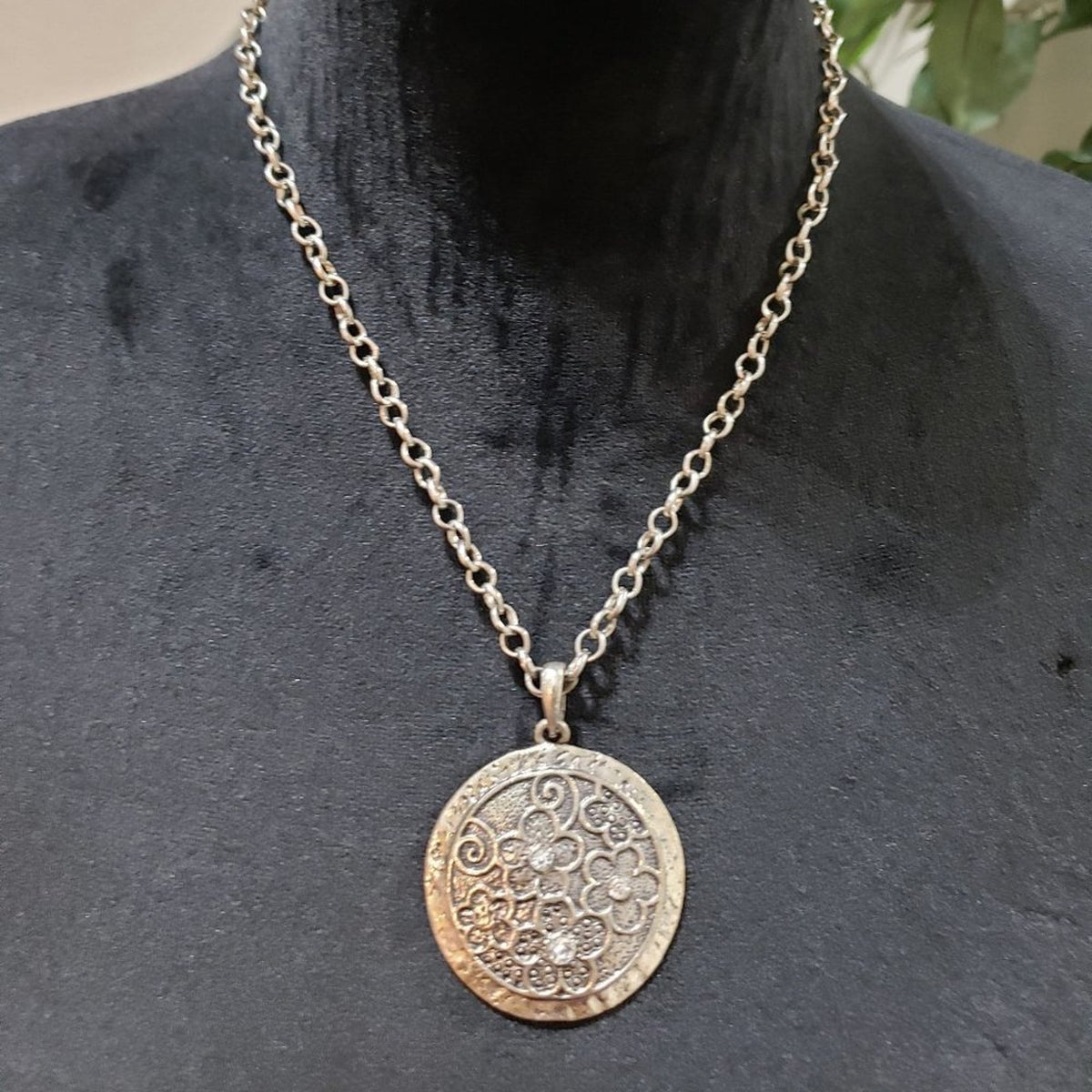 Womens Fashions Silver Flower Stripe Locket Pendant Necklace with Lobster Clasp
