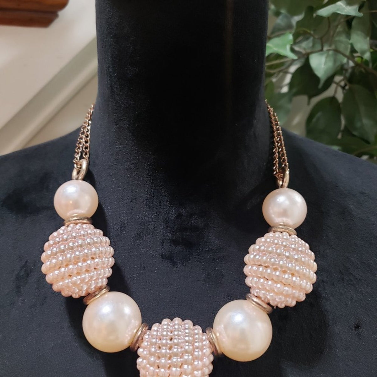 Women's Vintage 80s Chunky Lightweight White Fox Pearl Collar Necklace