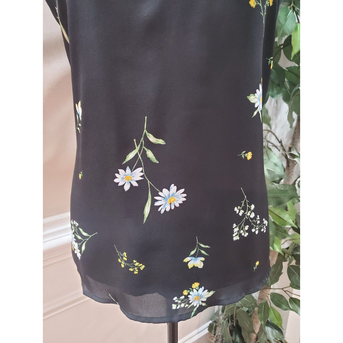 Socialite Black Floral Scalloped V-Neck Sleeveless Camisole Top Blouse Small