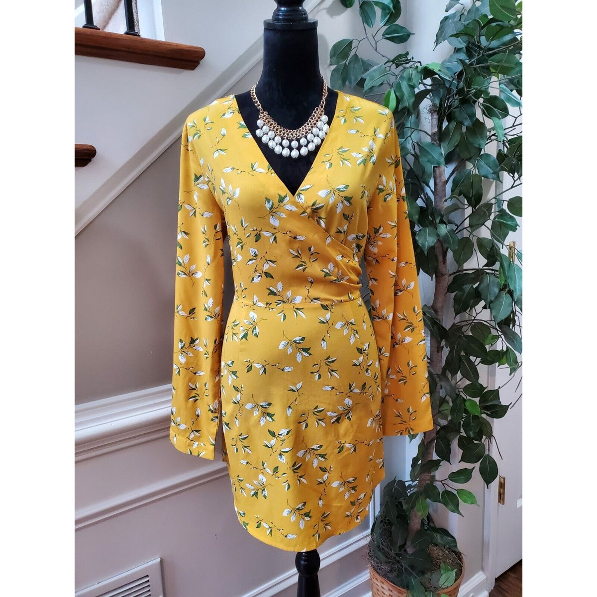 Pretty Little Thing Women's Yellow Floral V-Neck Long Sleeve Knee Length Dress 8