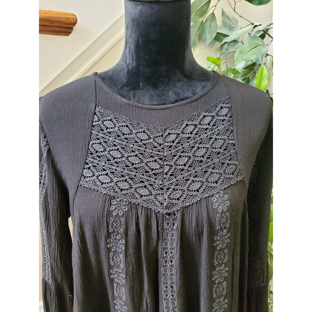 Adiva Women's Black 100% Rayon Round Neck Long Sleeve Casual Top Blouse Size M